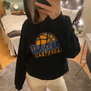 hoodie - supersnygg svart hoodie med märke på 