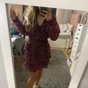 Blommig klänning  - Jättefin somrig klänning!! 