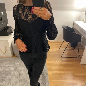 Blus  - Super fin blus från Gina Tricot. Storlek 38, dock liten i storleken (passar mig som i vanliga fall har 34-36). Använd ett få tal gånger, inga defekter❤️