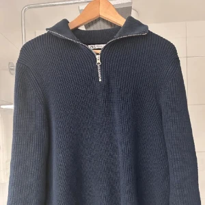 Zara half zip - En half zip från zara som är i superskick och den ej kommer till använindning längre.  Den är i size M.  Tveka inte om du har funderingar:)