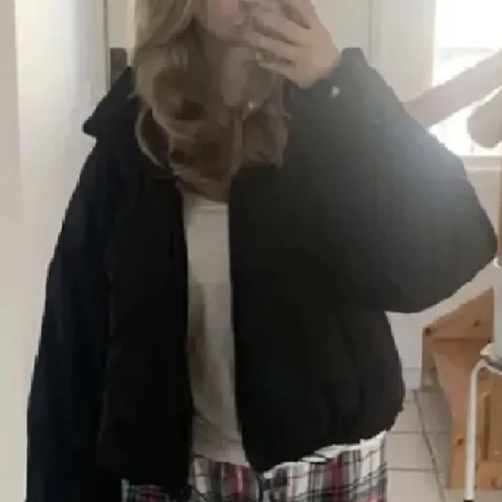 Snygg vinterjacka. Fint skick. Storlek M men passar xs-s också . Takit.