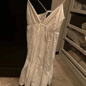 Vit Zara klänning  - Säljer denna fina klänning, som jag haft två gånger. Stl S #zara #klänning 