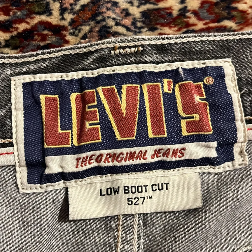 FETA Levis jeans med en sjuk wash, tyvärr passar de inte så säljer vidare här på Plick🙏. Jeans & Byxor.