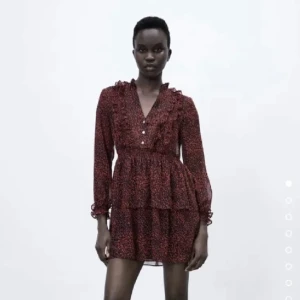 Zara klänning - En vinröd ZARA-klänning som jag bara använt Ca 4 gånger. Den passar bra på sommaren då den övre delen är väldigt tunn och lite genomskinlig❤️