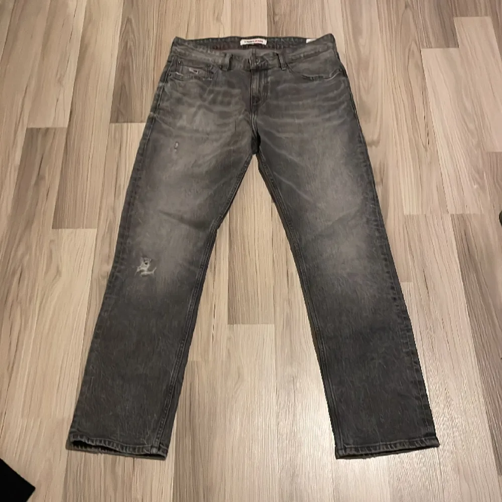 Distressed jeans Skick 9,5/10 Skriv om du har några frågor. Jeans & Byxor.