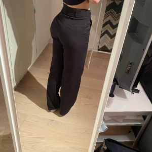 Svarta kostymbyxor  - Mina älskade välanvända Kostymbyxor från madlady i stl 32 L30 säljs pga används inte, passar perfekt på mig som är 163. Ena sömmen längst ner på ena benet har gått upp (se bild) men inget man märker särkilt mycket☺️ Skulle säga mid waist - high waist 