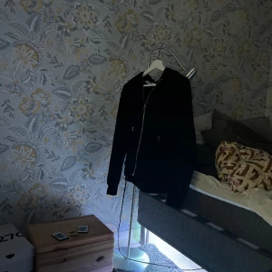 Svart Zip hoodie snöradd - Tjenare säljer denna svarta zipup hoodie den är i mycket bra kvalitet och passar både man och kvinna för mer bilder och frågor så skicka iväg ett meddelande ☺️