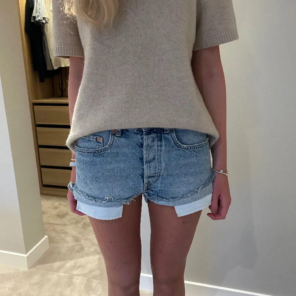Säljer dessa sjukt snygga ljusblåa jeans shorts från Zara i storlek 36, perfekt till sommaren och passar till alla toppar. Shorts.