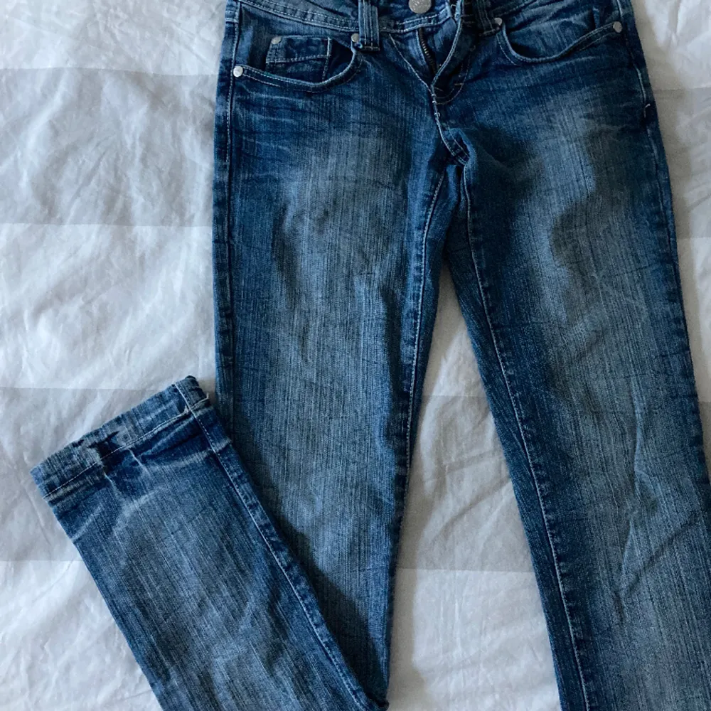 Supersnygga jeans från Urban Heart. Jag köpte dem second hand och har knappt använt dem då de tyvärr är för små. Storlek 6S (6/32). Skriv gärna om du undrar något❤️ . Jeans & Byxor.