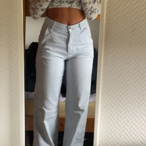 Kostymbyxor - Ljusblå kostymbyxor från pull&bear! Superfina och långa, jag är 168cm🩷