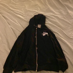 Stussy zip-up hoodie  - Stussy zip hoodie storlek M aldrig använd 