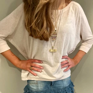 Tröja  - Lite tunnare beige/ljusrosa tröja ifrån hm. Superskön och superfin!! Tröjan är trekvartsärmad vilket gör den så snygg. Storleken är 40 men modellen på bilden har oftas S/M i tröjor🪼🪼 