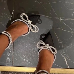 Klackskorna  - Hej! Säljer nu dessa superfina klackskorna. Är i jättefint skick och bekväma att gå i.💕