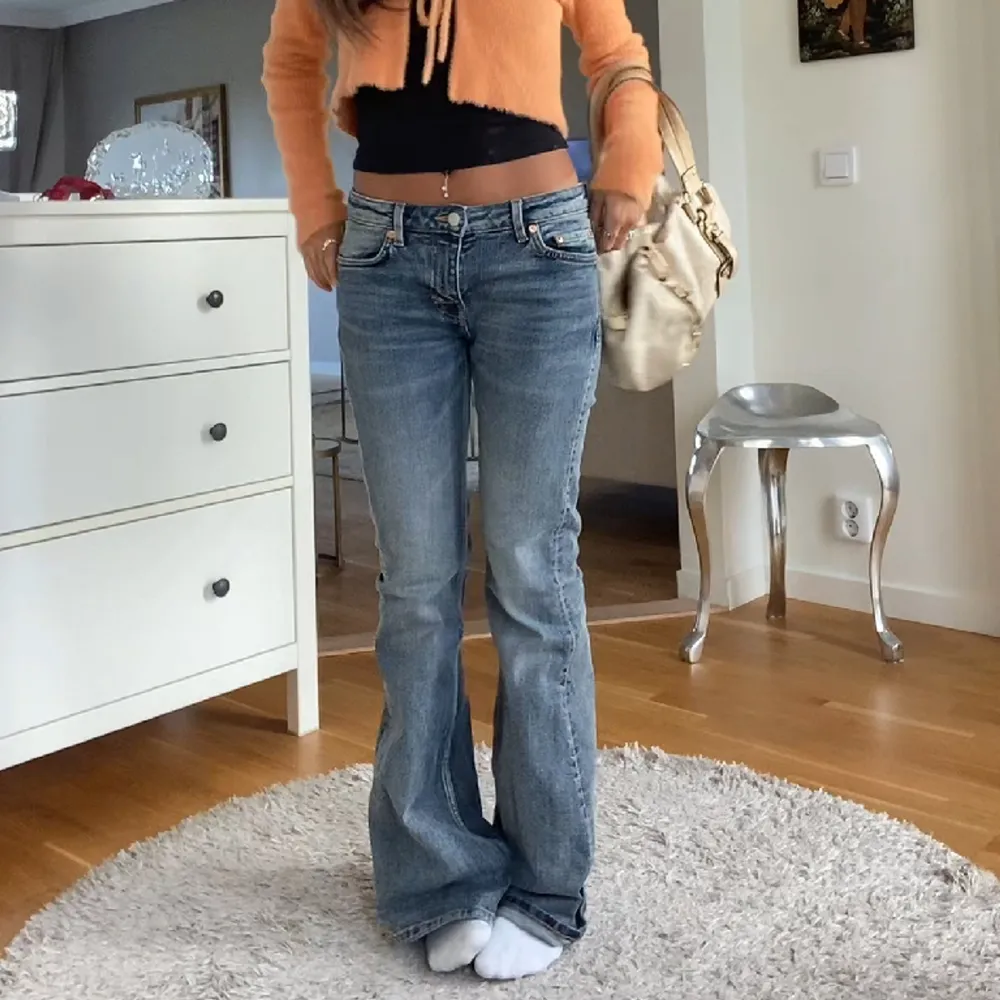 Säljer dessa blåa Bootcut jeans från märket Weekday! Men köpta från H&M, Endast använd fåtal gånger och som nya!! 🥰🥰 storlek: 26, motsvarar xs, s 🤗 Köpta för 700kr!! . Jeans & Byxor.