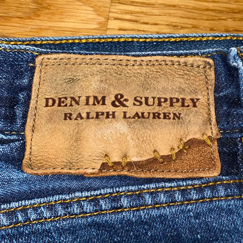 Säljer nu ett par Ralph Lauren jeans i W31 L32, superfint skick 9/10. Klassisk färg som passar till det mesta året om, jättebra kvalité som inte slits. Priset är förhandlingsbart vid snabb affär, kolla sidan för bundles!. Jeans & Byxor.