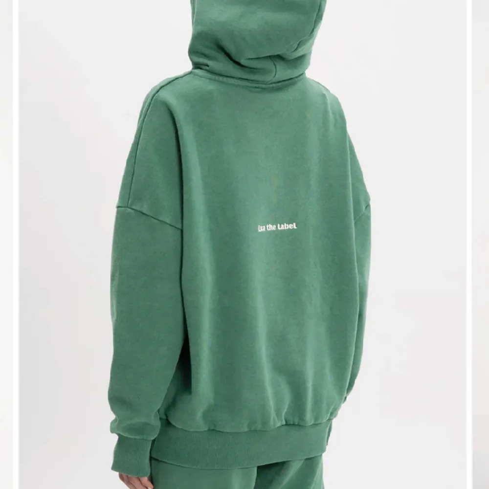 Jätte fin lxa hoodie i storlek S använd fåtal gånger. Säljer då den inte kommer till användning 🫶. Hoodies.