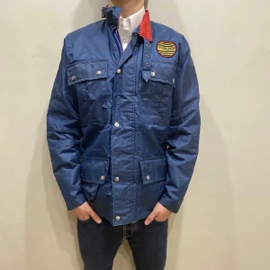 Safari Jacka International Leather Company  - Hej! Säljer nu min jacka från märket  International Leather Collection storlek M i fint skick. Modellen på bilden är 180cm lång och väger 80kg. Tveka inte på att höra av dig om du har några frågor eller funderingar kring varan!