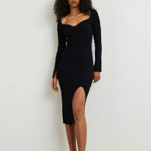 klänning  - stickad klänning i ribbad jersy med hjärtformade halsringning med slits nertill samt i ärmslutet.  Hely med med prislappen kvar, nypris var 600kr 