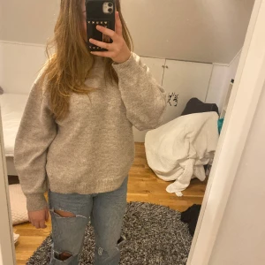 Jeans - Säljer dessa högmidjade jeans med hål! De är tyvärr för små för mig och jag väljer därför att sälja de vidare. Priset kan diskuteras💞