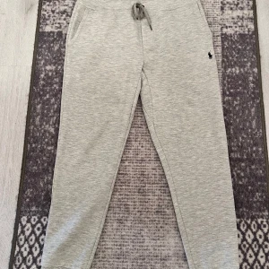 Ralph lauren byxor  - Säljer ett par jätte fina ralph lauren byxor storlek M. Dessa är köpta på Ralph lauren Mall of Scandinavia solna.  Vid frågor är det bara att höra av er! Kontoutdrag finns även på köpet!