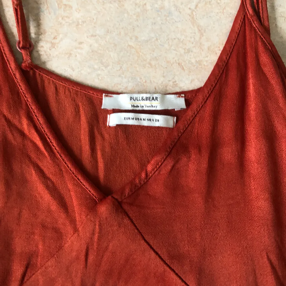 Superfin orange/rostfärgad klänning i sidenliknadne material från Pull & Bear. Storlek M. Aksnke lite liten i storleken. Säljer denna för 50 kr + frakt (köparen står för frakten) 💕. Klänningar.