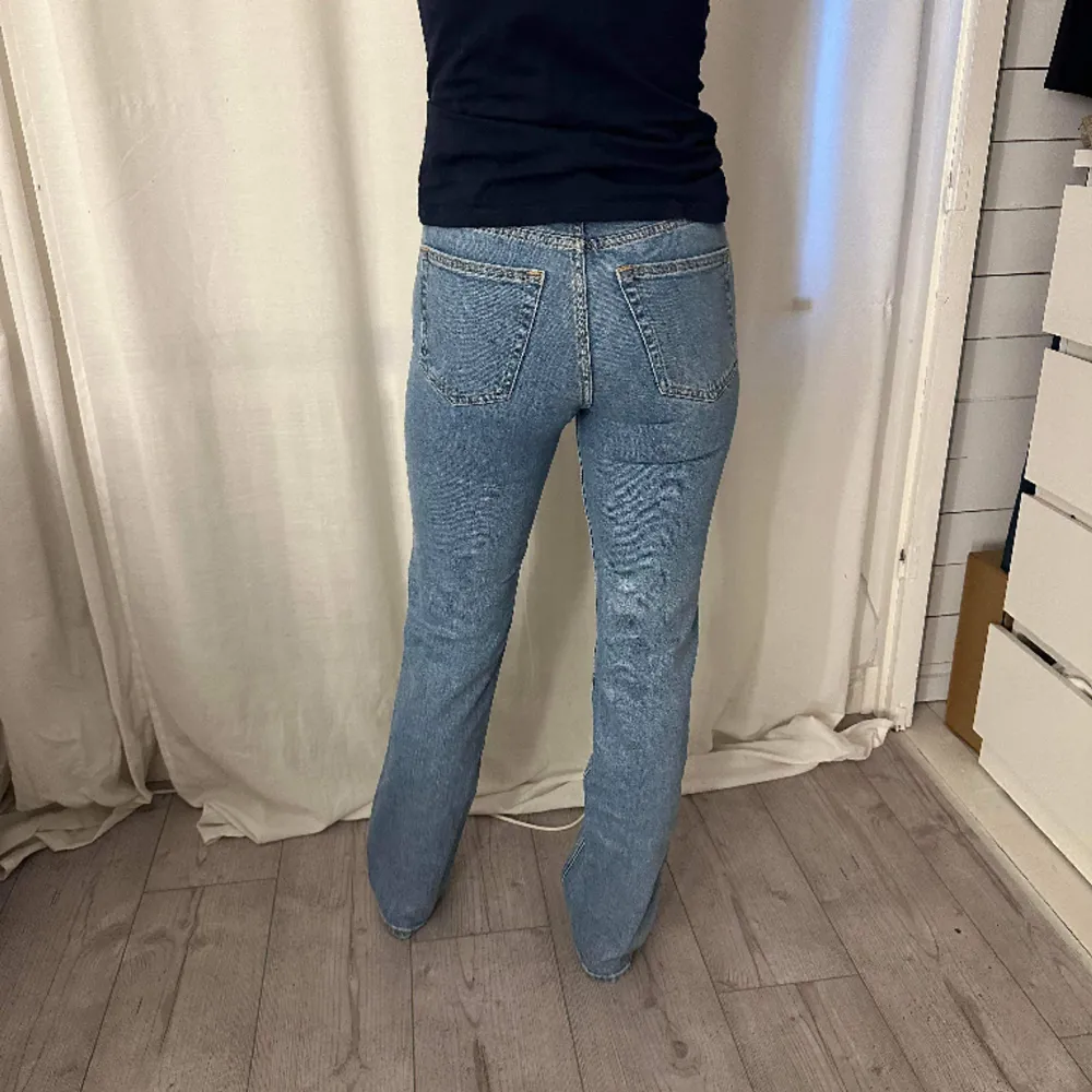 Straight jeans från weekday!💋 Modell: 167cm. Jeans & Byxor.