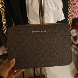 Michael kors äkta väska dam - Köpte väskan för 2500 jätte fin och som ny 