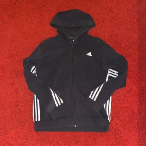 Adidas zip hoddie - Adidas zip hoddie, vanlig tröja men även skön att träna i (träningströja) storlek M men passar även L, väldigt bra skick och go passform