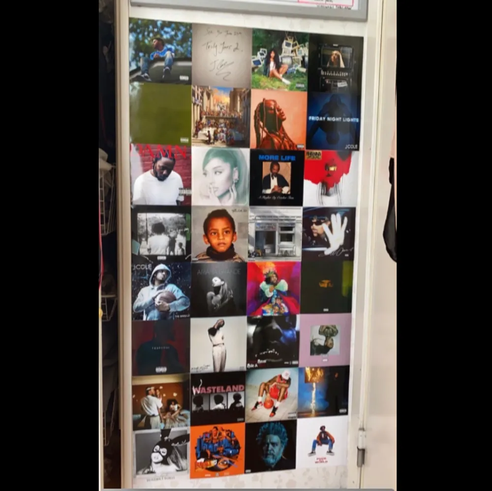 Hej :)  Har tidigare haft dessa album cover bilder som dekoration men har själv tröttnat och därför säljer vidare! Några album bilder är av Ariana Grande, Brent Faiyaz, Kendrick Lamar mm. Säljer allt som allt för 179kr, separat 8kr. Mått: 15cm x 15cm. Övrigt.