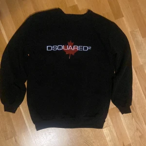 Dsquared2 hoodie - Tja säljer nu min dsquared på grund av att den inte passar. Passar bra och är i bra skick. Pris kan diskuteras!!!