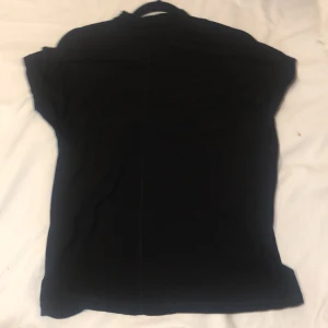 Svart turtle neck - En svart turtle neck som aldrig används, köpt på zara för några år sedan men används inte :) 