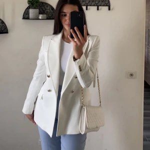 Kavaj  - Köpt på zara, använd ett par gånger, väldigt fin och elegant 