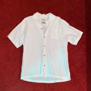 Linneskjorta - Skön linneskjorta från Jack & Jones, perfekt t sommaren, luftig men bra passform och material, storlek S men passar även M