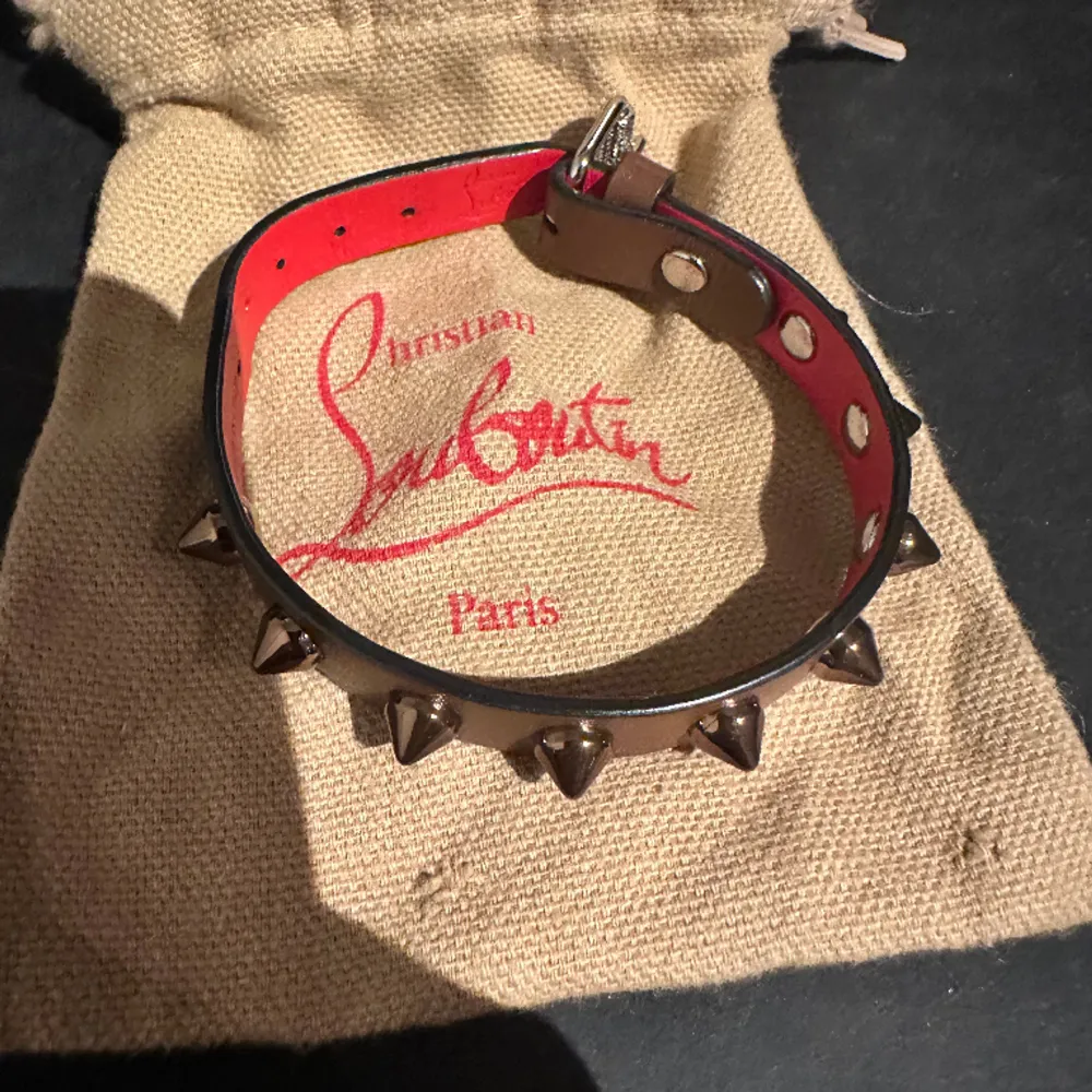 Säljer detta feta Christian Louboutin Loubilink spik armband. Köpt på deras hemsida, äkta. Kommer inte till användning. Det är i väldigt bra skick. Det kostar 2500kr nytt. Skriv vid intresse. Pris kan diskuteras. Accessoarer.