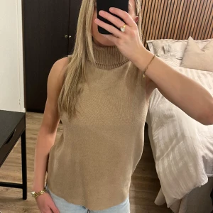 Polotröja  - Polotröja utan ärmar i en brun färg från zara storlek s😊 bra skick använd få gånger