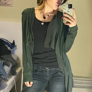 Grön kofta - Tunnare kofta i små volanger🫶 Storlek 38 men passar äcen mig som i vanliga fall har XS