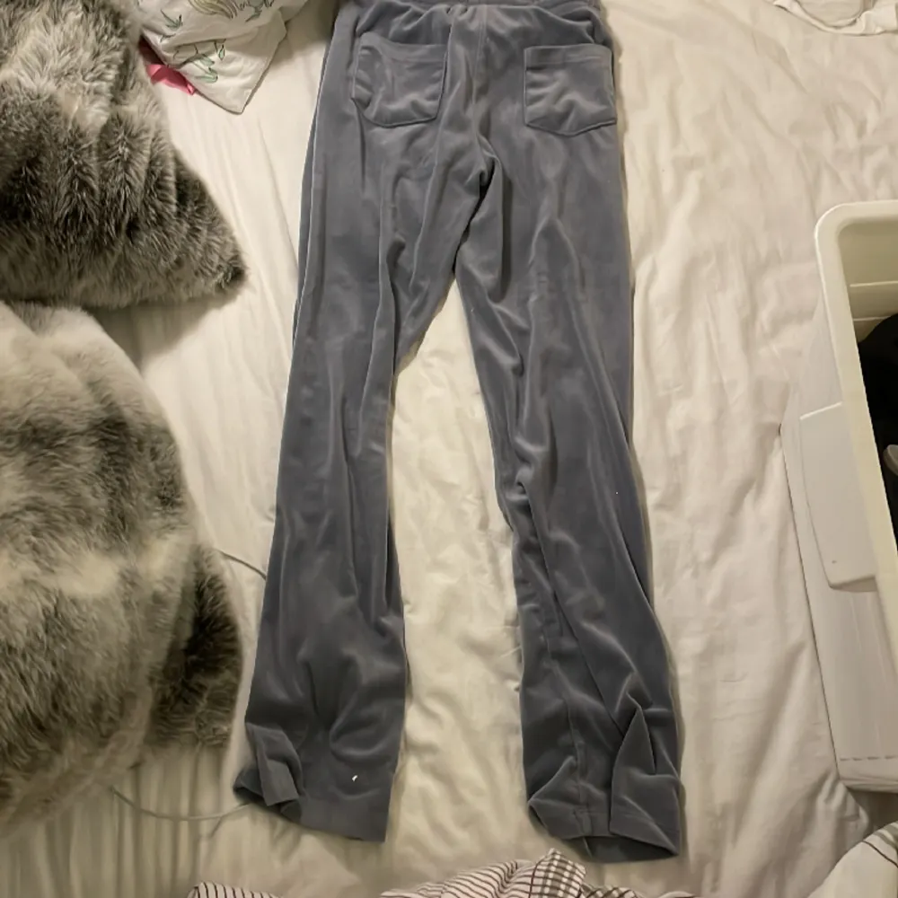 Mjuka byxor som är grå och hat ficka där bak. Jeans & Byxor.