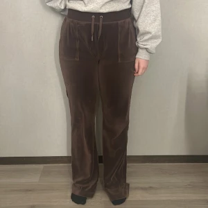 Juicy brun - Säljer för att dom är för stora för mig, köpa för ungefär ett år sen så ganska använda men dom är i väldigt bra skick (förutom att en metall bit har lossnat på ena snöret men har sparat den så det är bara att limma på)