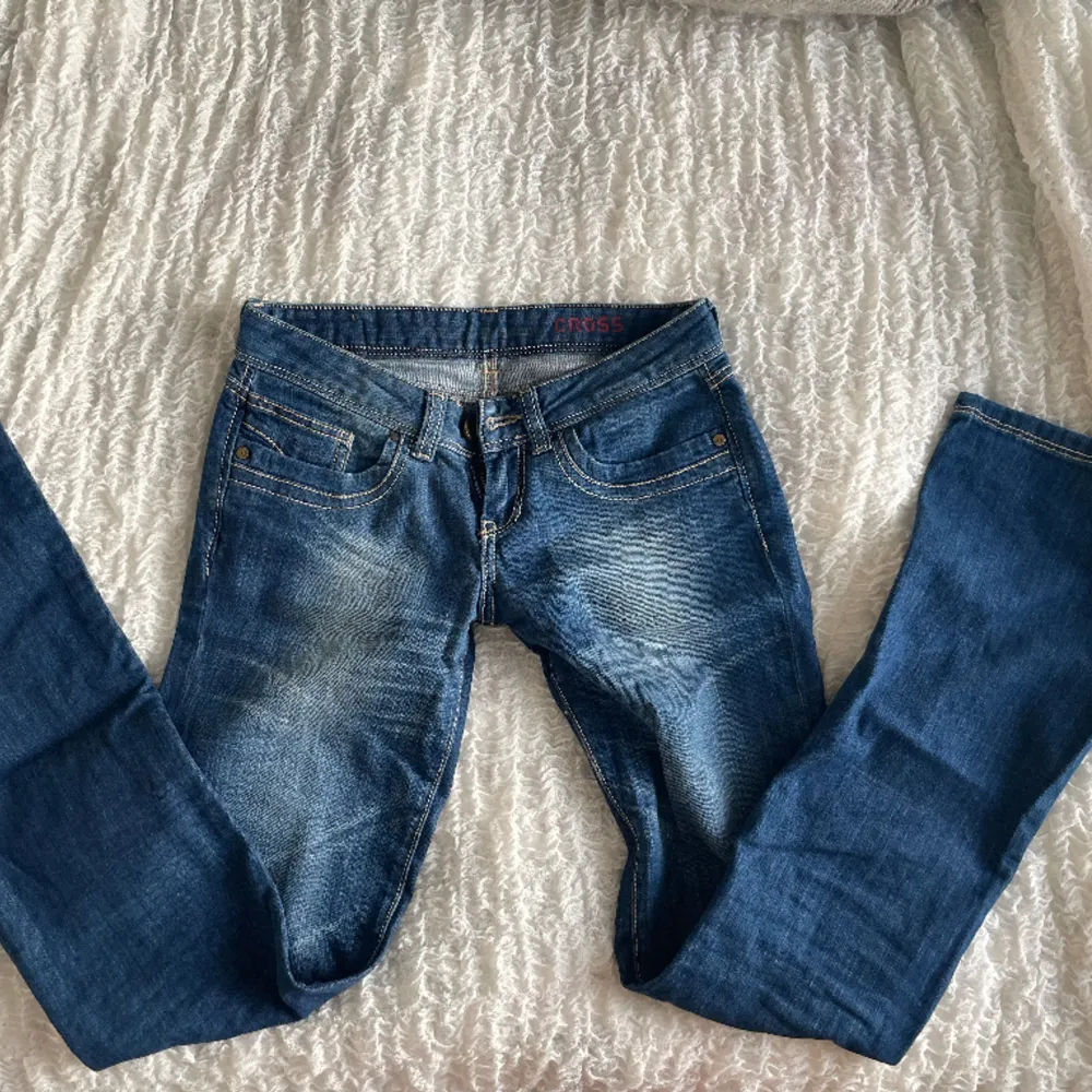 Mörkblå lågmidjade jeans från Cross. Raka ben. I nyskick💕 Midjemått: 39 tvärs över  Innerbenslängd: 87. Jeans & Byxor.
