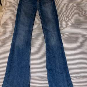 Lowwaist och bootcut Jeans från zara🩷 nypris 400 kr Använda några gånger så fortfarande i bra skick🩷