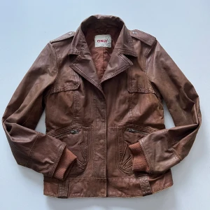 Brun skinnjacka - Brun vintage skinnjacka från Only i äkta skinn 🤎 Unisex fit