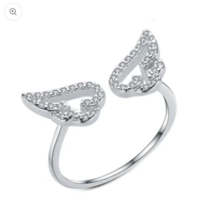 Ring - Ser ut som Zadig&Voltaire ringen. 💞 Knappt använt 💕justerbar