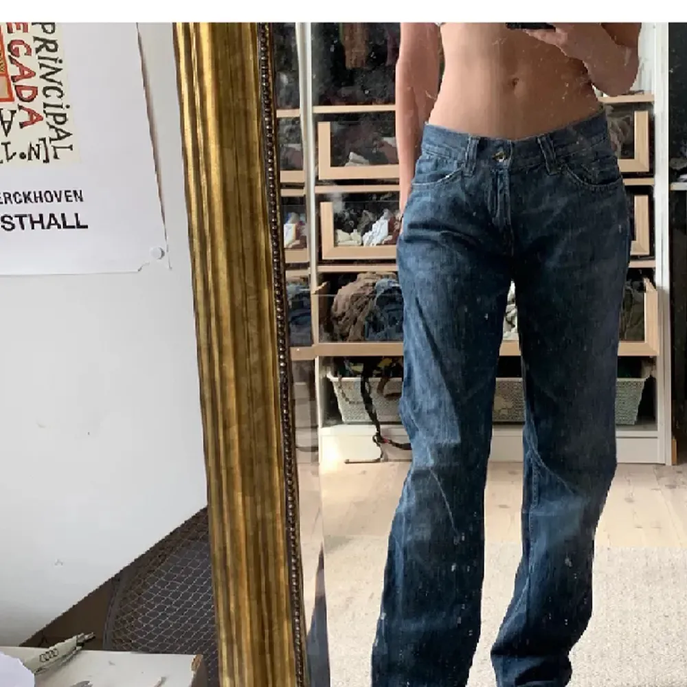skitsnygga och sköna lågmidjade jeans som inte längre kmr till användning, passar de som är runt 160cm, är lite slitna längst ner. skriv om fler frågor. Jeans & Byxor.