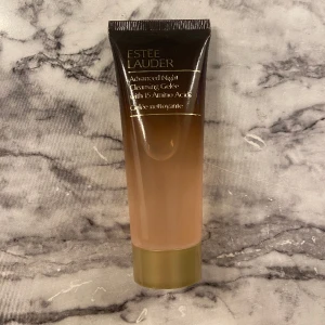 Estee Lauder Advanced Night Cleansing Gelee - ”Skonsam ansiktsrengöring: Denna förnyande gel förvandlas till ett fluffigt, mjukt skum som skonsamt men noggrant rengör din hud.”  Säljer denna ansiktsrengöring då jag fått den och redan har en jag gillar. HELT OANDVÄND, jag har inte ens öppnat!