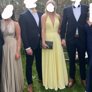 Balklänning  - Säljer denna balklänning från Mascara, nypris 2715kr, kemtvättad och i nyskick. Kan skicka fler bilder om det önskas ❤️storleken är väldigt liten, jag brukar ha 36/38, banden runt nacken är nedkortade hos en sömmerska ❤️