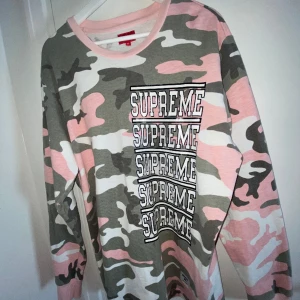 Supreme Stacked L/S Tee Pink Camo - Köpt på droppet S/S18 innan det var slutslåt. Bra skick! Knappt använd!