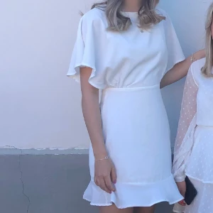 Studentklänning - Använd en gång. Har en liten liten öppen rygg. Är 176 cm lång🥰