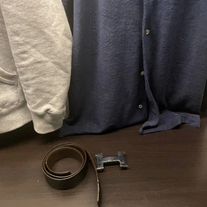 Hermés bälte  -  Märke: hermés 1:1  Storlek: 100cm   Färg: Svart med silver logga   Material: läder