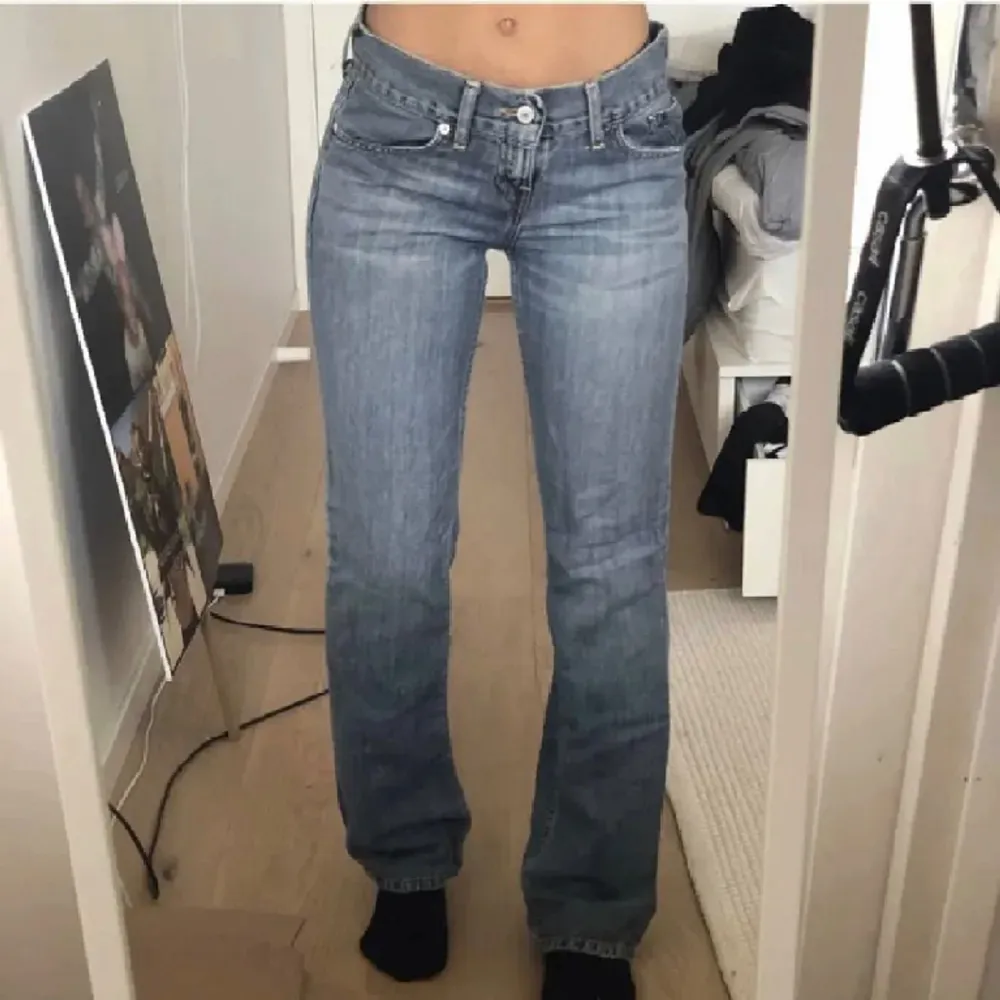 Säljer dessa vintage Levis jeans i fint skick. Bilderna är lånade från @emiliapetttersson. De jag har är lite mörkare. Storlek W28 L32. Hör av dig om du är intresserad och vill se bilder🥰. Jeans & Byxor.
