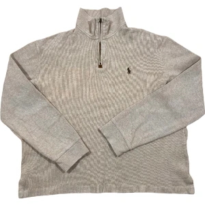 Ralph Lauren Half-Zip Tröja - Beige / Ljusbrun halfzip tröja från Ralph Lauren i grymt skick! Storlek M, ställ gärna frågor!